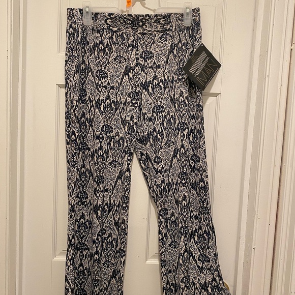🌷IMAN Blue and White Patterned Pants - Picture 2 of 5